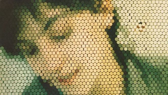Film still from ECHTZEIT: A heavily pixelated portrait of a woman.