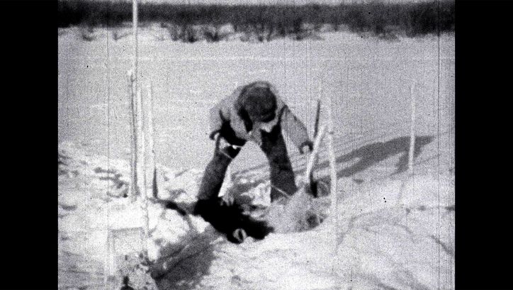 Filmstill aus REVISITING KEEWATIN (BIOPHILIA EDIT): Die unscharfe Aufnahme einer Person im Schnee.