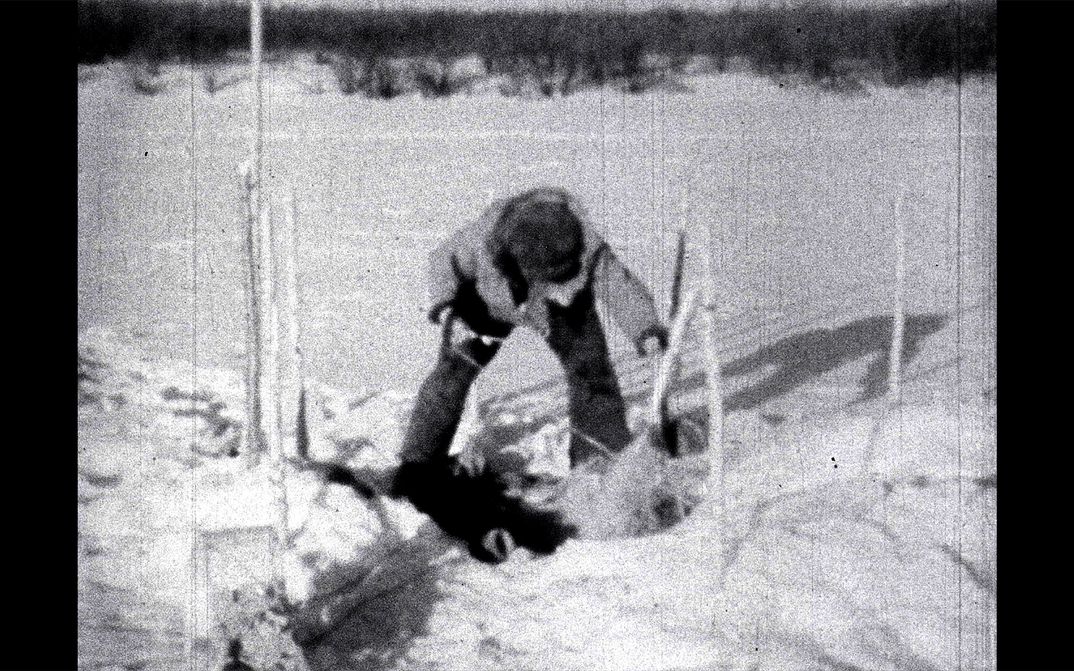 Filmstill aus REVISITING KEEWATIN (BIOPHILIA EDIT): Die unscharfe Aufnahme einer Person im Schnee.