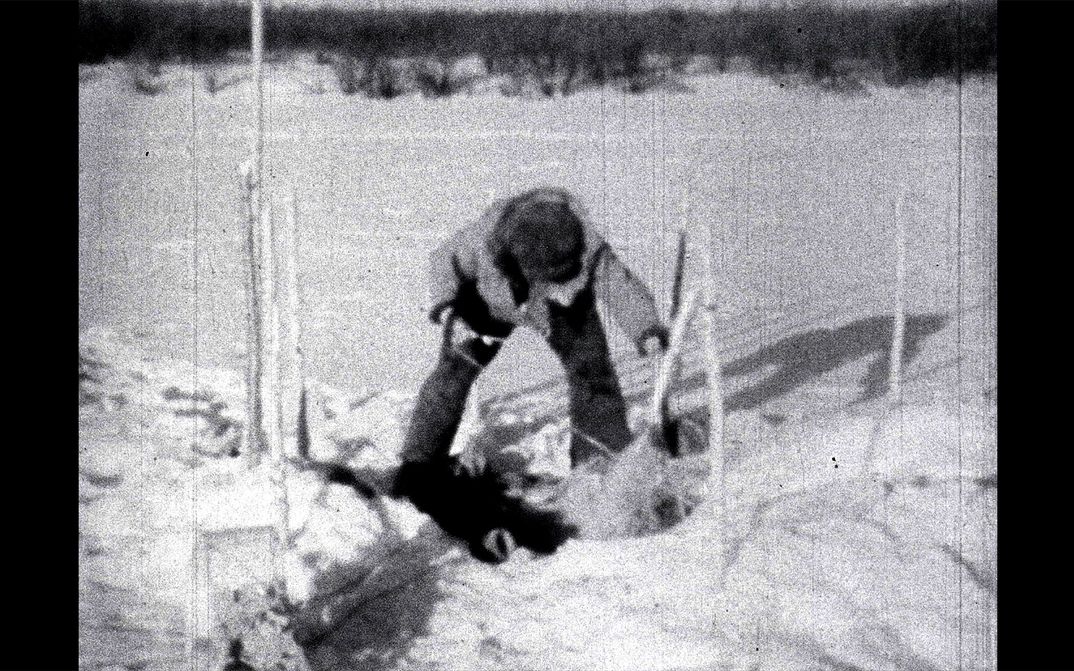 Filmstill aus REVISITING KEEWATIN (BIOPHILIA EDIT): Die unscharfe Aufnahme einer Person im Schnee.
