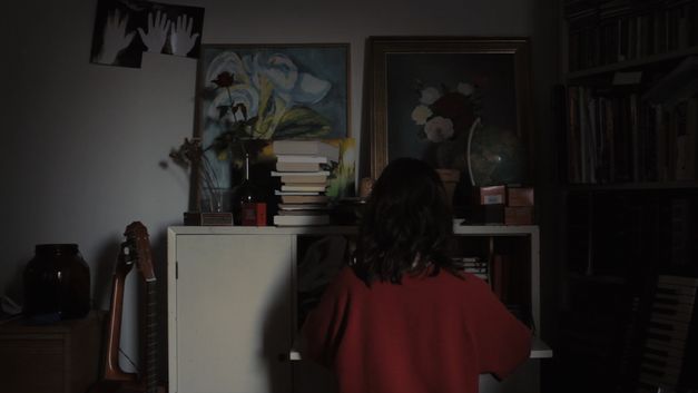 Still from the film "Mun Koti" by Azar Saiyar. A woman sits in front of a secretary.