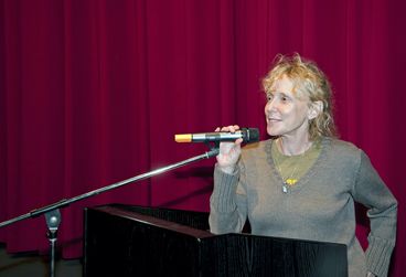 Claire Denis im Kino mit Mikrofon 