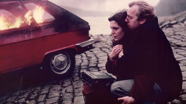 Film still from LETZTE LIEBE. A couple with a tape recorder on the street.