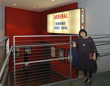 Agnes Varda vor Leuchtkiste 