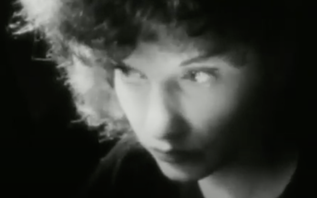 Filmstill aus MESHES OF THE AFTERNOON: Porträt einer jungen Frau in Schwarz-Weiß.