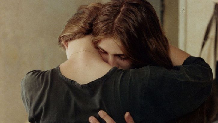 Filmstill aus LE DIABLE PROBABLEMENT. Ein Paar in einer Umarmung.