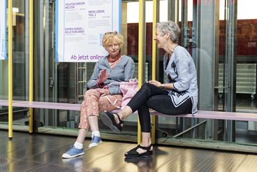 Claire Simon und Birgit Kohler im Foyer
