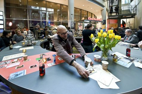 Photo of the round bar in the foyer of the Arsenal during the Berlinale.