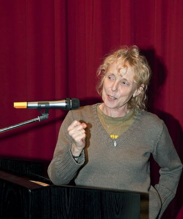 Claire Denis im Kino mit Mikrofon 