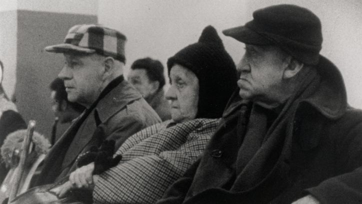 Filmstill aus WELFARE. Drei ältere Menschen sitzen in einem Wartezimmer.