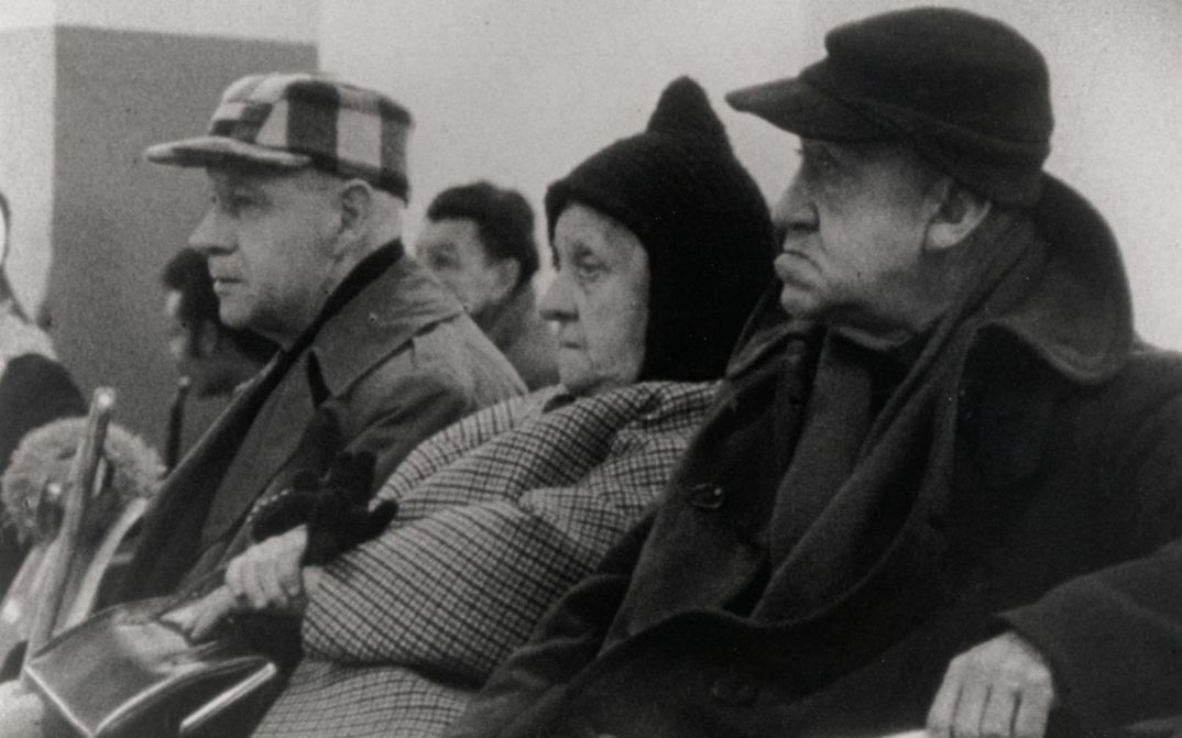 Filmstill aus WELFARE. Drei ältere Menschen sitzen in einem Wartezimmer.