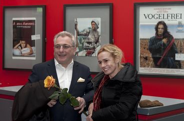 Sandrine Bonnaire vor Filmpostern