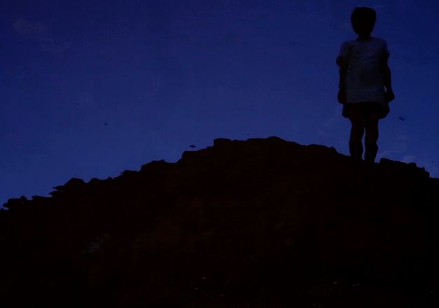 Still from “Cartas do Absurdo” by Sanna Gabraz. A child