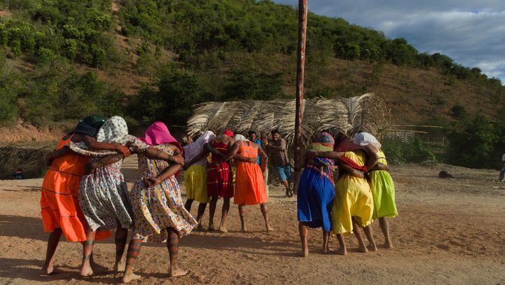 Filmstill aus YÃMIYHEX: AS MULHERES-ESPÍRITO: Eine Gruppe von Frauen bei einem Ritual.
