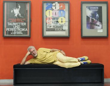 Porträt von Artemy Troitsky vor Filmpostern