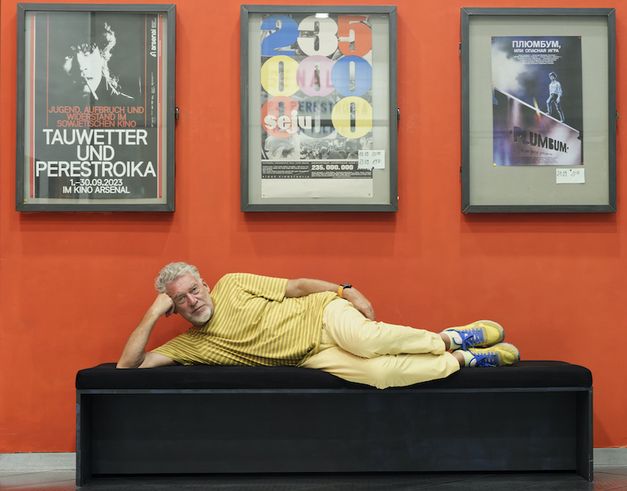 [Translate to English:] Porträt von Artemy Troitsky vor Filmpostern