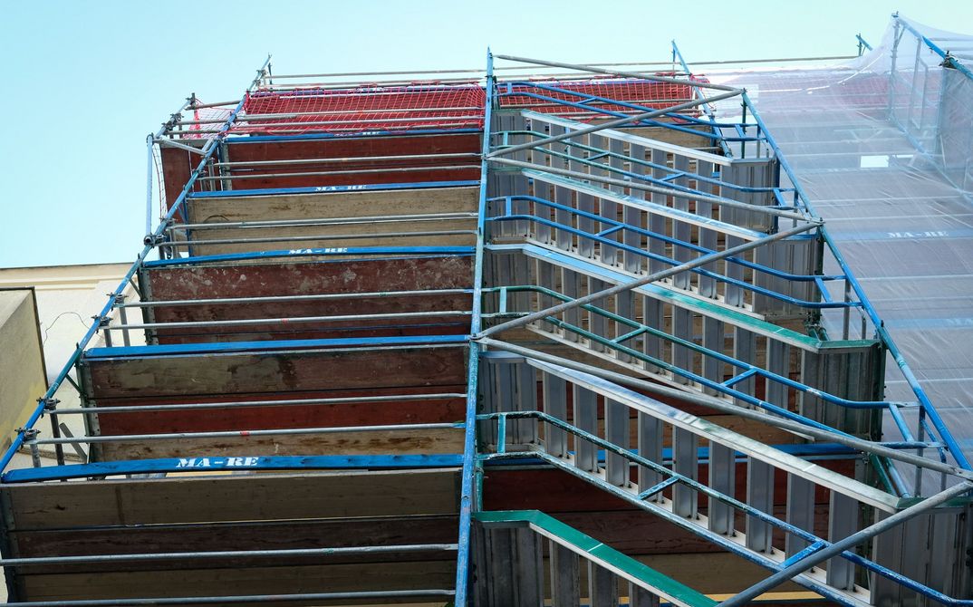 Aufnahme eines Gerüstes an einer Hausfassade.