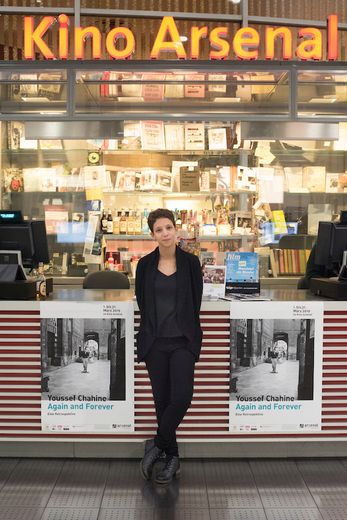 Alia Ayman vor dem Kassenhaus 