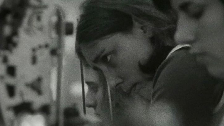 Filmstill aus ES KOMT DRAUF AN, SIE ZU VERÄNDERN: Man sieht die Köpfe einiger junger Frauen, sie arbeiten in einer Fabrik.