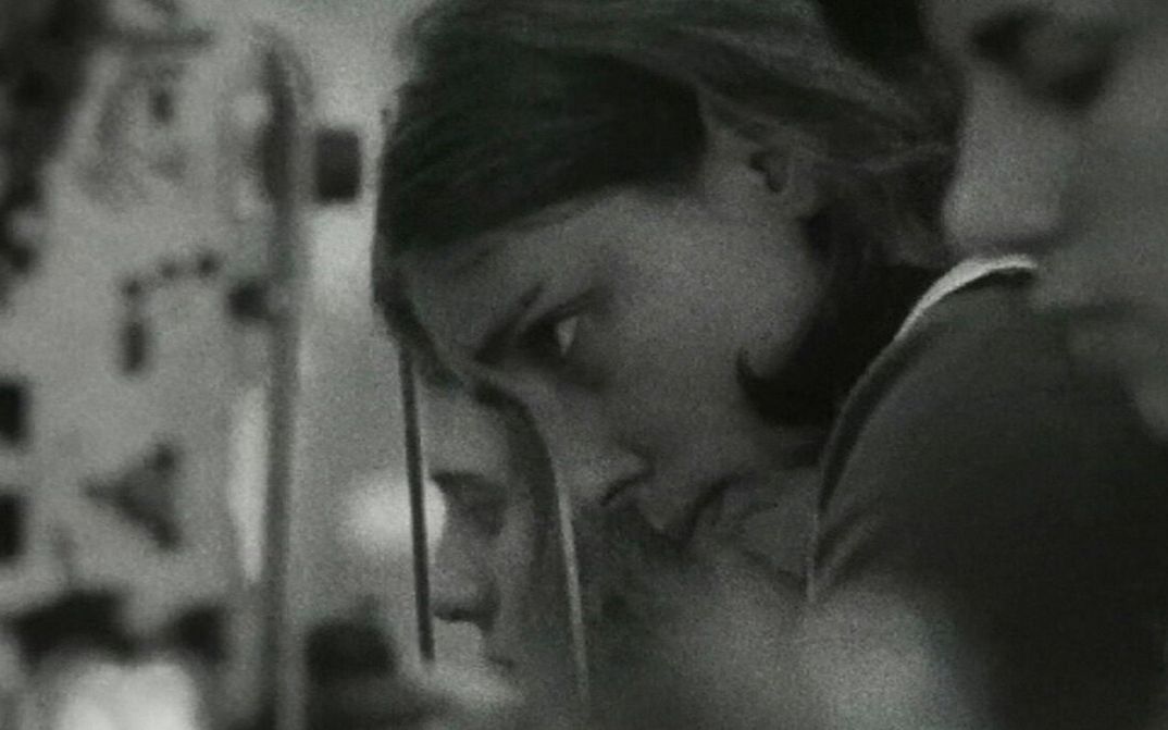 Filmstill aus ES KOMT DRAUF AN, SIE ZU VERÄNDERN: Man sieht die Köpfe einiger junger Frauen, sie arbeiten in einer Fabrik.