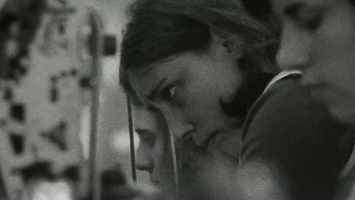 Filmstill aus ES KOMT DRAUF AN, SIE ZU VERÄNDERN: Man sieht die Köpfe einiger junger Frauen, sie arbeiten in einer Fabrik.