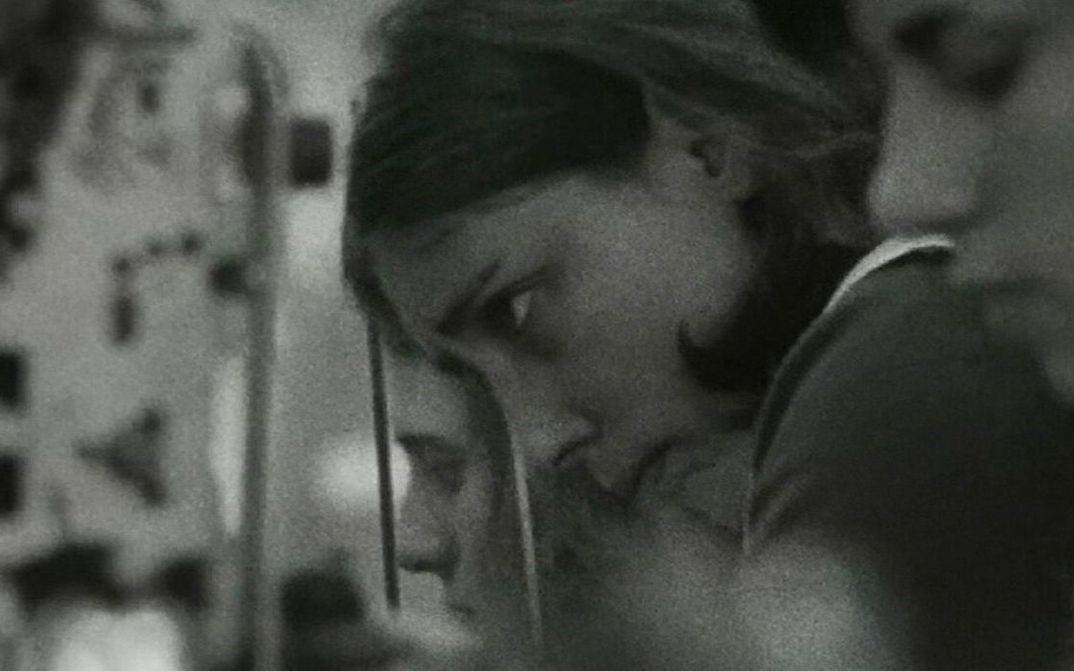 Filmstill aus ES KOMT DRAUF AN, SIE ZU VERÄNDERN: Man sieht die Köpfe einiger junger Frauen, sie arbeiten in einer Fabrik.