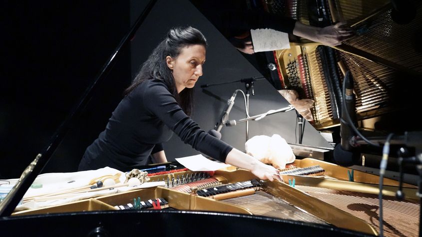 Die Pianistin Eunice Martins am Flügel.