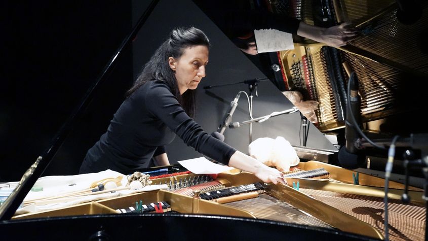 Die Pianistin Eunice Martins am Flügel.