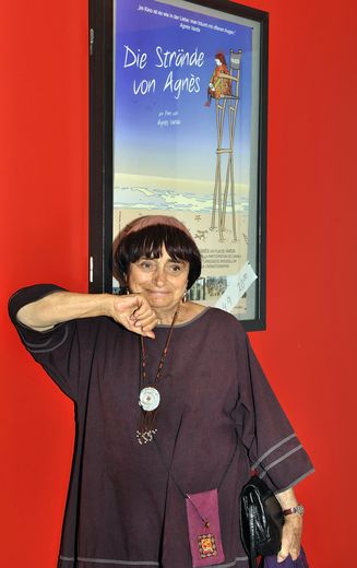Agnes Varda vor Filmposter 