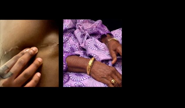 Filmstill aus dem Film „Atmospheric Arrivals“ von Ayo Tsalithaba. Auf der linken Seite des Bildschirms ist eine Nahaufnahme einer Schwarzen Person zu sehen, die Narben auf ihrer Brust massiert. Sie hat eine Regenbogentätowierung auf den Fingern. Daneben ist eine weitere Nahaufnahme einer älteren Schwarzen Frau zu sehen, die Goldschmuck und ein lila Kleid trägt.