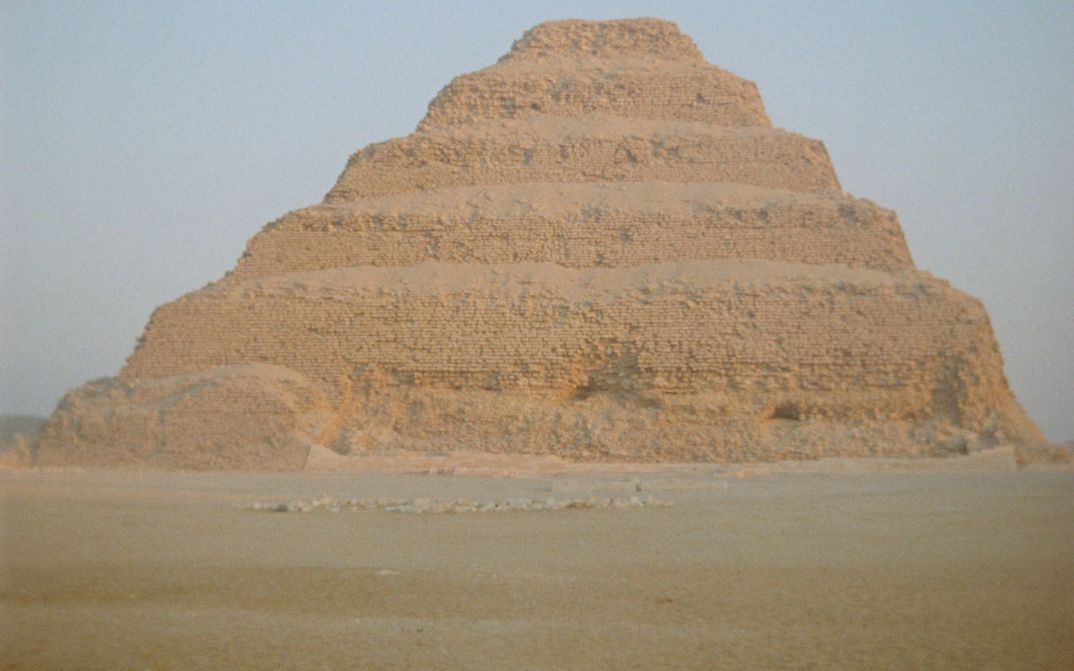 Film still from MIT PYRAMIDEN: You see a pyramid in the desert.