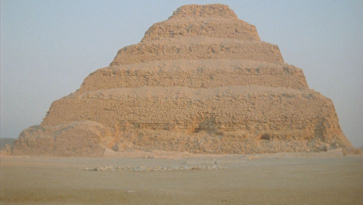 Film still from MIT PYRAMIDEN: You see a pyramid in the desert.