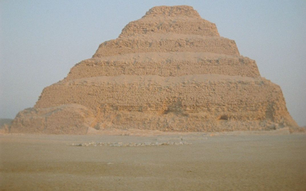 Film still from MIT PYRAMIDEN: You see a pyramid in the desert.