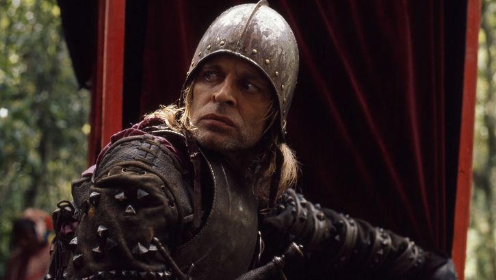 Filmstill aus AGUIRRE: Klaus Kinski als Aguirre in Kriegsmontur.