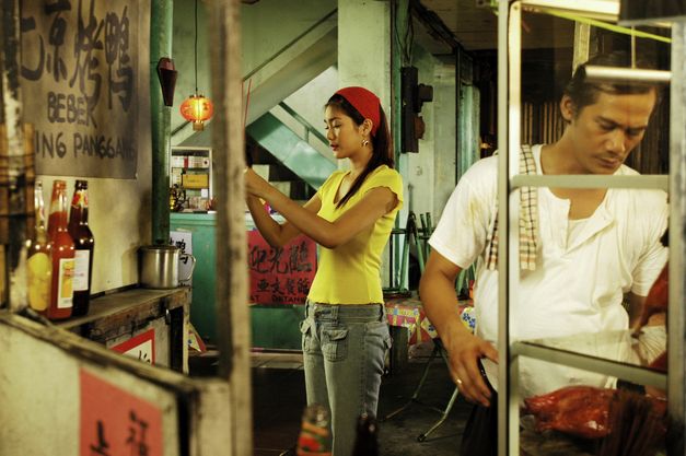 Filmstill aus BERBAGI SUAMI: Zwei Angestellte eines Restaurants stehen in der Küche.