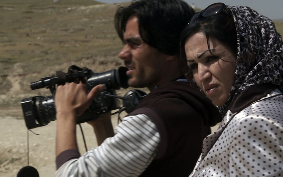 Filmstill aus TRAUMFABRIK KABUL. Ein Mann und eine Frau mit einer Filmkamera.