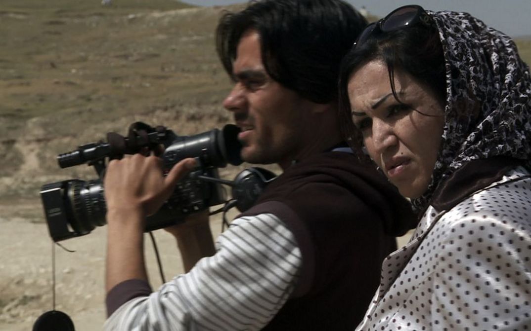 Filmstill aus TRAUMFABRIK KABUL. Ein Mann und eine Frau mit einer Filmkamera.