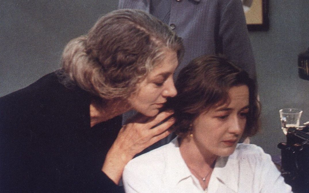 Filmstill aus MRS. KLEIN. Drei Frauen in einem Zimmer.