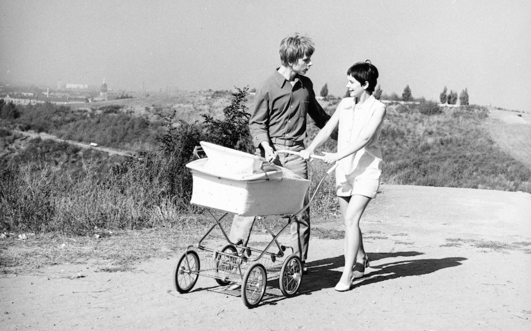 Film still from MEIN LIEBER ROBINSON: A young couple with a stroller.