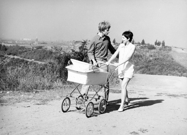 Filmstill aus MEIN LIEBER ROBINSON: Ein junges Paar mit einem Kinderwagen.
