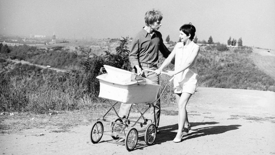 Film still from MEIN LIEBER ROBINSON: A young couple with a stroller.
