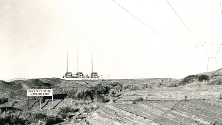 Filmstill aus SACRIFICE AREA: Ansicht einer kahlen Landschaft, auf einem Schild steht: " You are entering Navajoland"