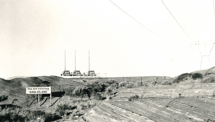 Filmstill aus SACRIFICE AREA: Ansicht einer kahlen Landschaft, auf einem Schild steht: " You are entering Navajoland"