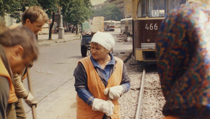 Filmstill aus ORANZHEVYE ZHILETY (Orangene Westen)