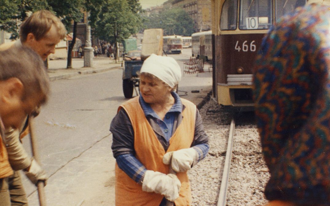 Filmstill aus ORANZHEVYE ZHILETY (Orangene Westen)