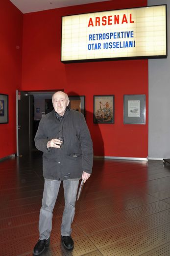 Otar Iosseliani vor Leuchtkasten 