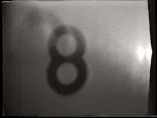 Still aus „Time Tunnel“ von Takahiko Iimura: in schwarz-weiß ist eine Acht zu sehen: die Aufzeichnung der Projektion eines analogen Film-Countdowns 