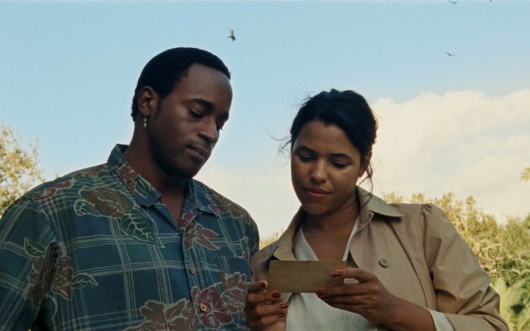 Filmstill aus THE BALLAD OF SUZANNE CÉSAIRE: Ein Mann und eine Frau betrachten einen Zettel, den die Frau in der Hand hält.