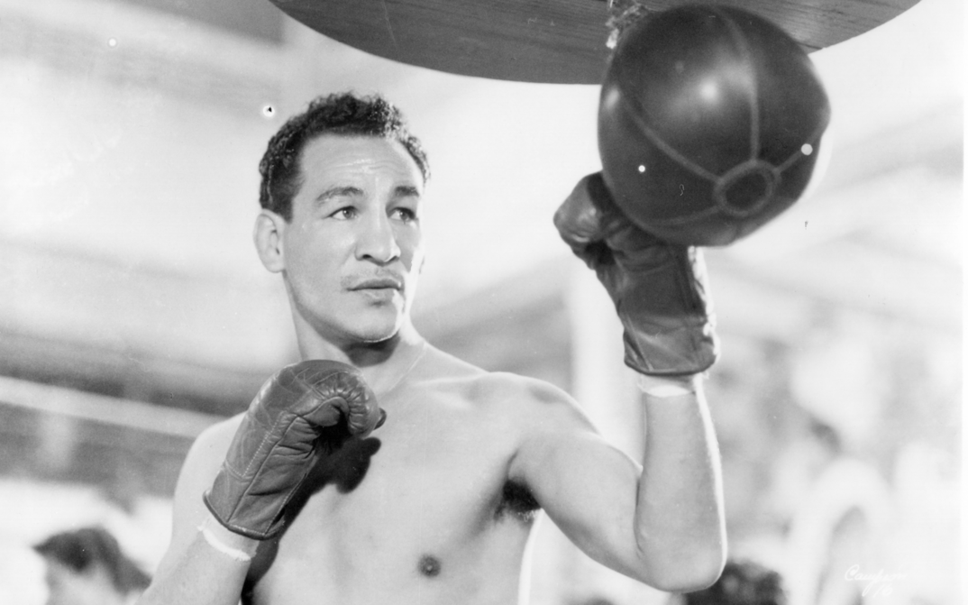 Film still from EL GRAN CAMPEÓN: Close-up of a boxer.