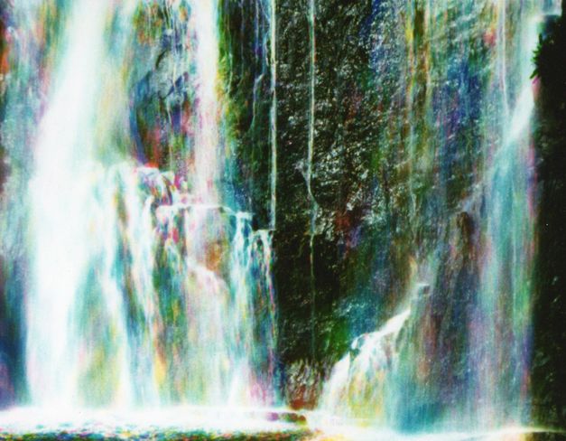 Filmstill aus WATERFALL: Ein Wasserfall, der in verschiedenen Farben glitzert.